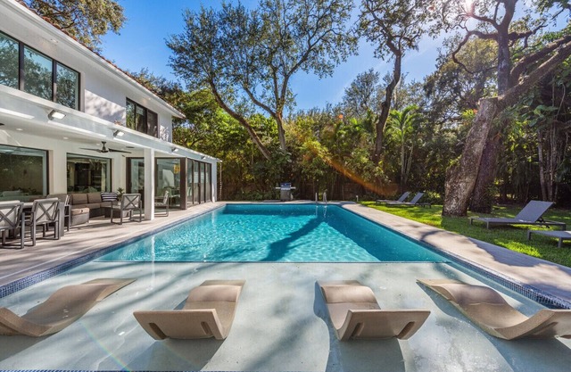 Villa Arielle-Modern 1 Acre Villa w/Pool & Gameroom