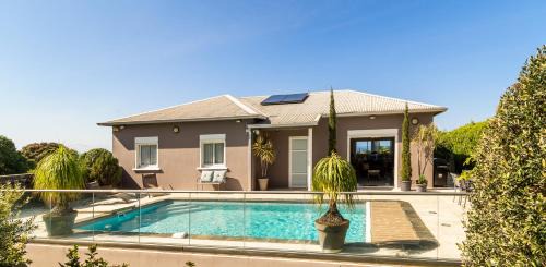 Villa avec piscine vue mer et montagne, en pleine nature