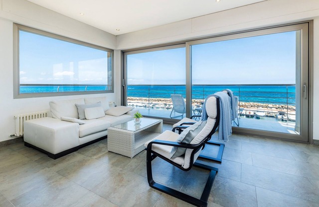 Villa 'Bohemi' Seafront, Wi-Fi and A/C in Bedrooms