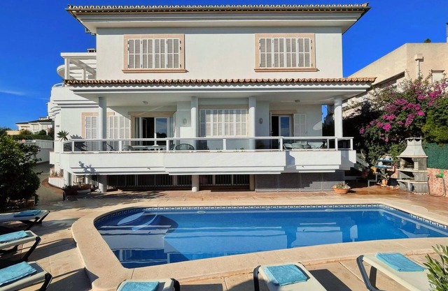 Villa 'Casa Filipinas' with Private Pool, Wi-Fi and Air Conditioning