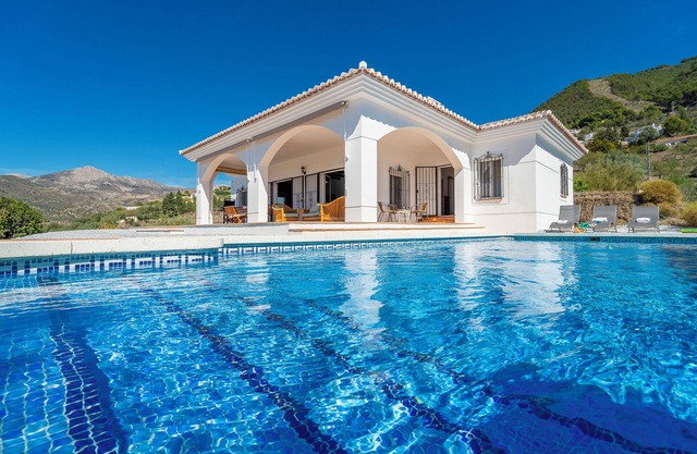 Villa 'Casa Hyam' with Lake View, Private Pool and Air Conditioning