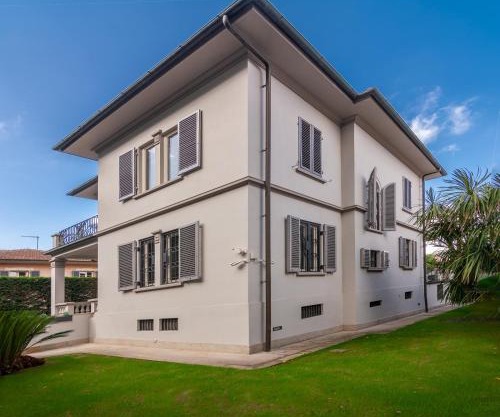 Villa Cecilia, Facing Lucca's City Walls