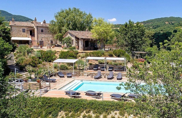 Villa Cenobio F: A characteristic and welcoming apartment that is part of an ancient country house made of stone, with Free WI-FI.