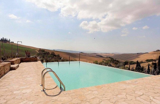 Villa Coratina: A characteristic and welcoming two-story villa situated in a quiet location, a few minutes from the town center, with Free WI-FI.