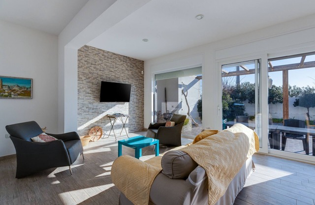 Villa "Domus Bianca" with Sea View, Garden & Wi-Fi