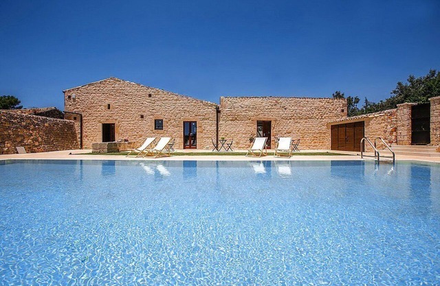 Villa Elitra: A characteristic two-story villa made of stone, with Free WI-FI.