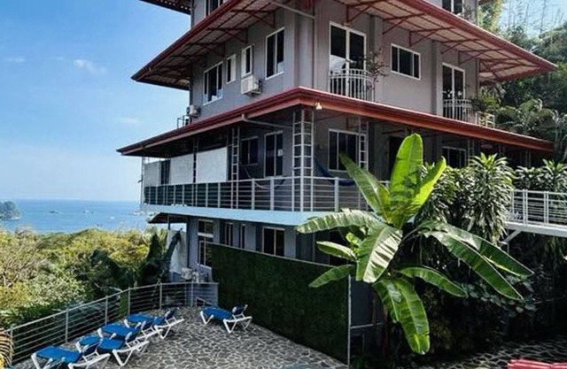 Villa entiere, 13 chambres, 11 salle de toilette avec douche. Stationnement.