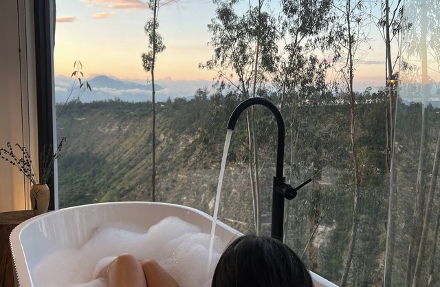 Villa entre los árboles con vista a la quebrada