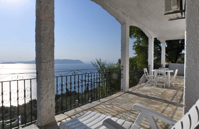 Villa ERIKA. Panoramic pool. Access to the sea. Privileged view of the Egean.