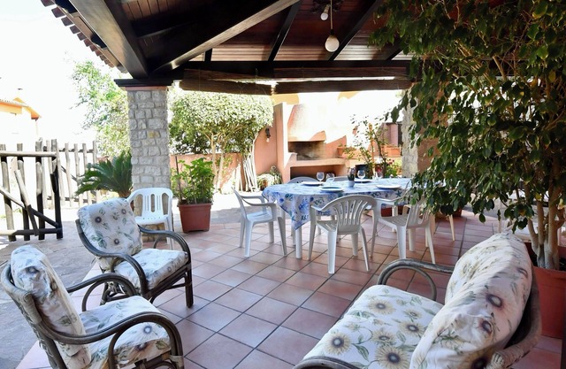 Villa Gianni - Rustic House a Few Steps from the Sea for Families Seeking Peace