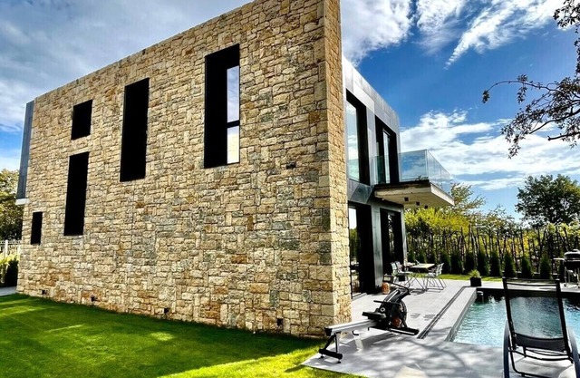 Villa H2-Exclusive villa with swimming pool and whirlpool