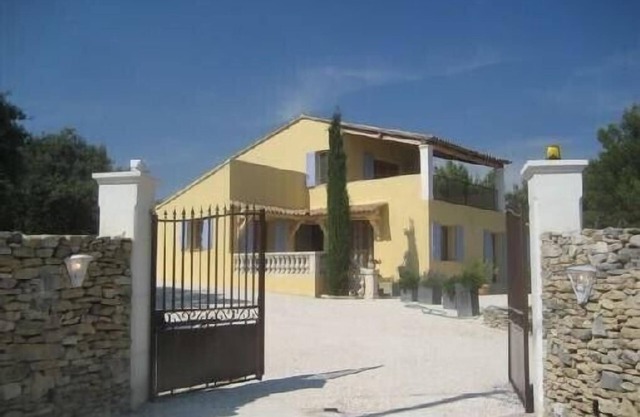 Villa in a beautiful setting with views, very quiet. Large fenced property