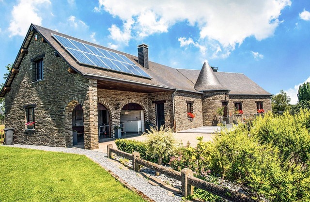 Villa in Biטvre with garden