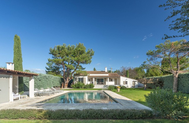 Villa in the heart of the Luberon near Gordes private pool (sleeps 8)