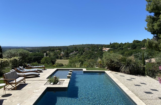 Villa in the countryside with panoramic views 15 minutes from Aix en Provence