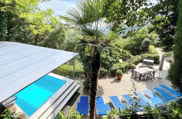 Villa in the countryside with 2 apartments, private swimming pool, party room and lake view