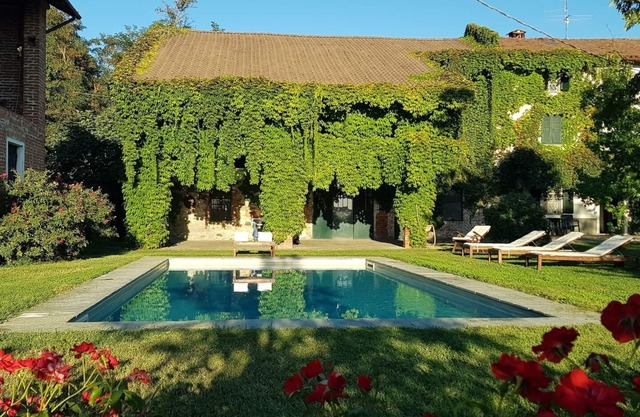 Villa in the Monferrato vineyards. Pool opening April 1st