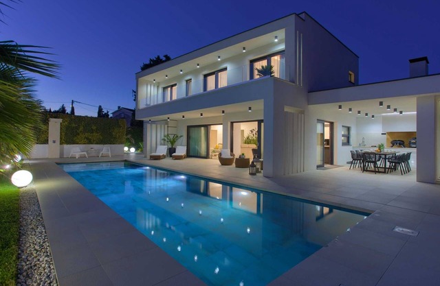 Villa LUMINOSA with outdoor and indoor pool and sauna