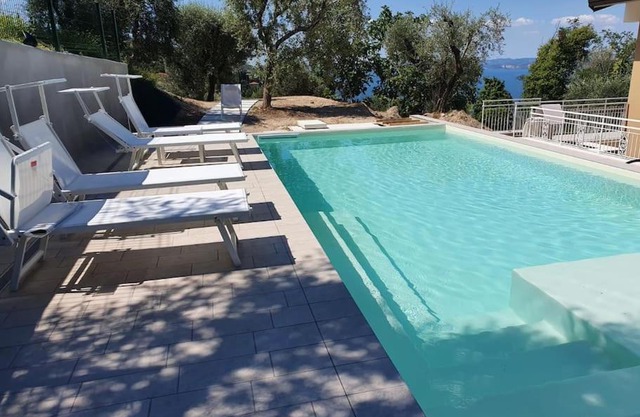 Villa Malù - APT Luisa Piscina e vista lago