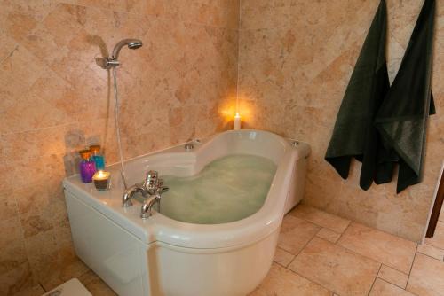 Villa Mara - Aosta - 200 mq - WiFi - Jacuzzi - Parcheggio - Giardino