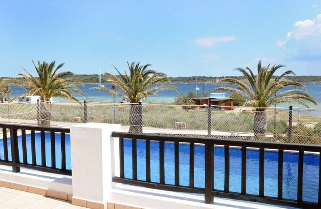 Villa on the seafront in a very exclusive area of Menorca. Internet.