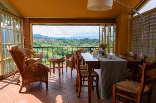 Villa panoramica con Jacuzzi privata tra Firenze & Lucca ,3 camere, 4 bagni