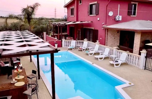Villa Radiosa fenced pool,air-con,wi-fi,13 pax, toys,BBQ,close to beaches & town