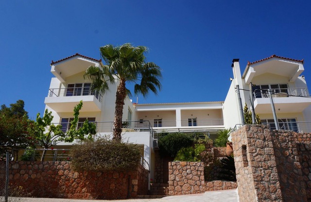 Villa Seahorse - Discover the Peloponnese from this modern 3BDRM maisonette