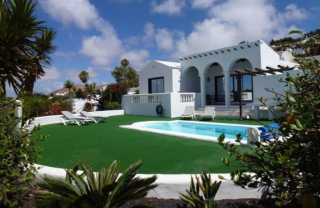Villa Shibui 2 Bed Detached, Wraparound gardens, Panoramic views & Heated Pool