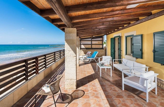 Villa Sorella - Seafront villa near the beach