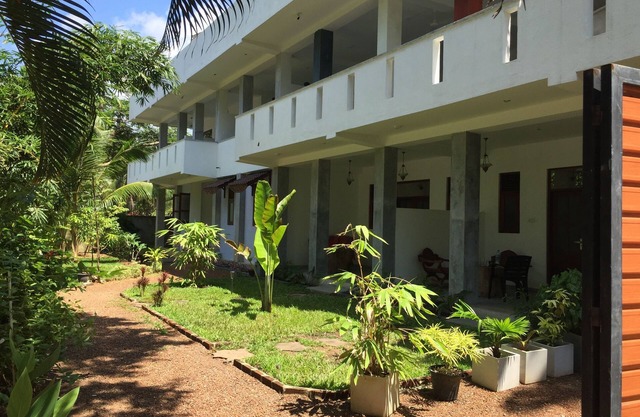 Villa SUITE 4-6 PERS Hikkaduwa -2 Deluxes rooms with balcony+AC-BEACH 50M