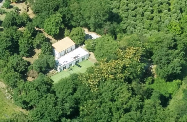 Villa surrounded by greenery. Gym, Tennis, Outdoor Jacuzzi.