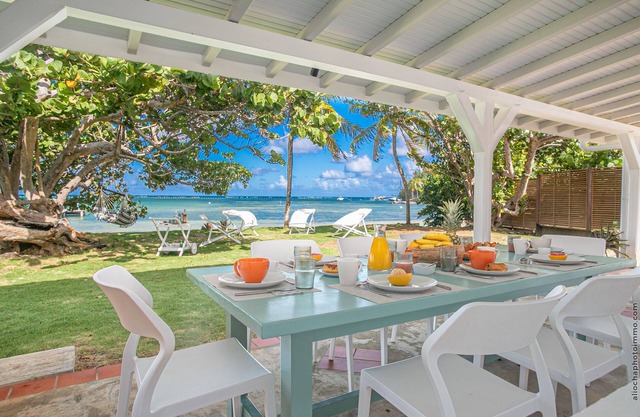 Villa Sweet Lagoon, 5 bedrooms, swimming pool on the Cap Est Martinique lagoon