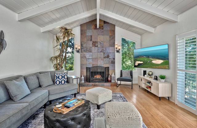 Villa Vino! Spacious 6bd + hot tub in wine country