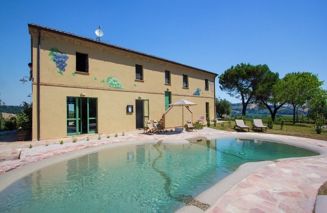 Villa w/Wine Tours Near Beach