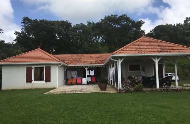 Villa with a magnificent view of the city, the sea and the mountain.