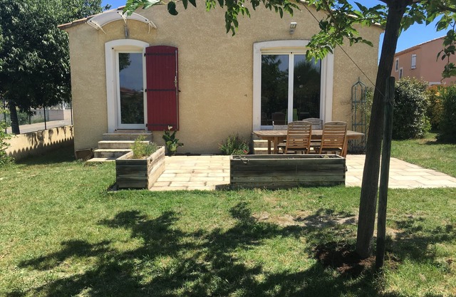 Villa with garden in quiet subdivision. At 10 minutes from Avignon