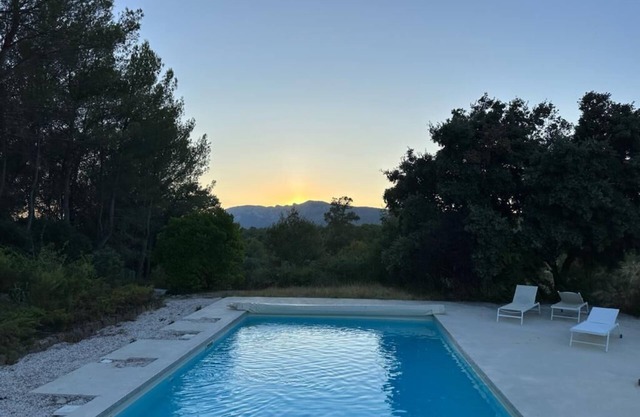 Villa with guest house on the Sainte Victoire area,20 minutes from Aix.
