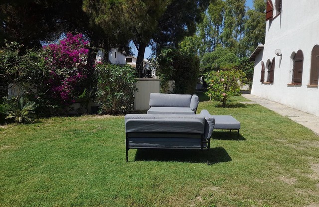 Villa with large garden, close to the sea. Pets allowed