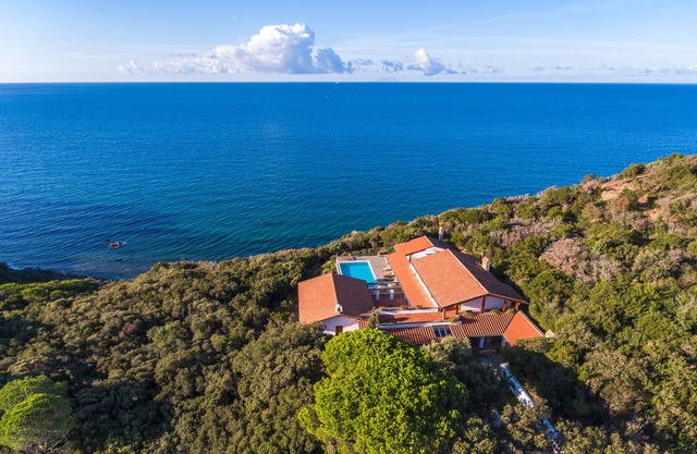 Villa with pool and sea access,Wi-fi,bbq,tennis court,a/c,chef