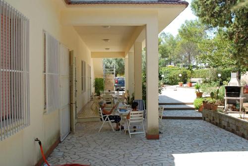 Villa with pool and tennis court
