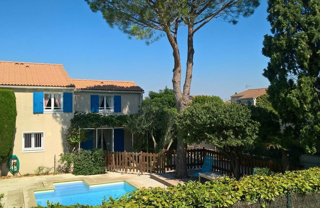 VILLA WITH POOL, GARDEN SHADE - NEAR AVIGNON - 6 PEOPLE