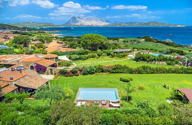 Villa with pool in Puntaldia: Villa Beth