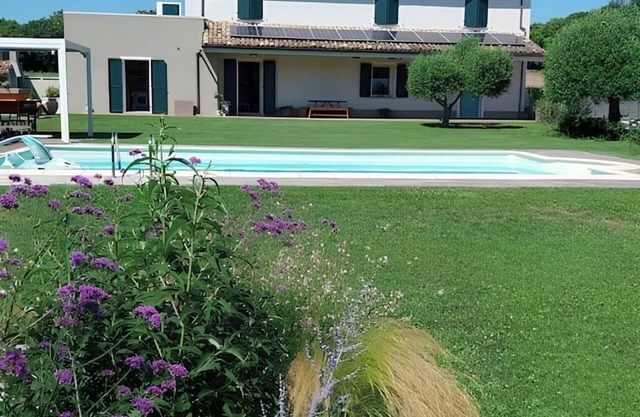 Villa with pool in the Pesaresi countryside a few kilometers from the sea