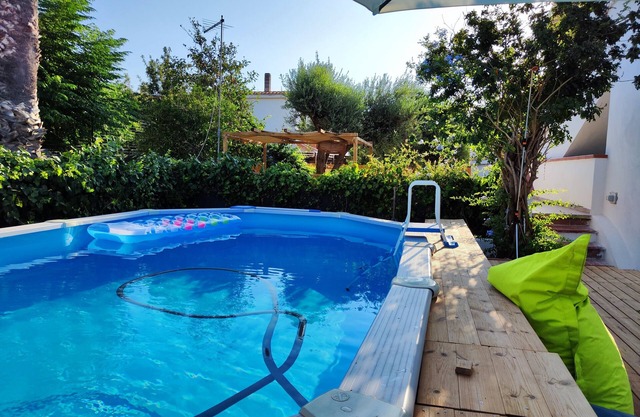 Villa with pool, 300 meters from the sea just minutes from the city