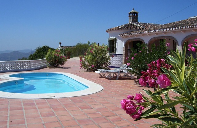 Villa With Private Pool, Lake And Mountain Views