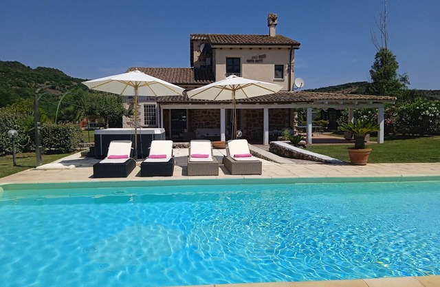 VILLA WITH PRIVATE POOL AND JACUZZI WHIRLPOOL 10 MINUTES FROM THE BEACHES