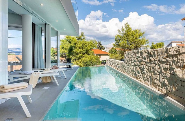 Villa with sauna and indoor jacuzzi in Vrboska