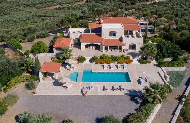 Villa with sea views, extra large pool, luxury amenities, near Rethymno