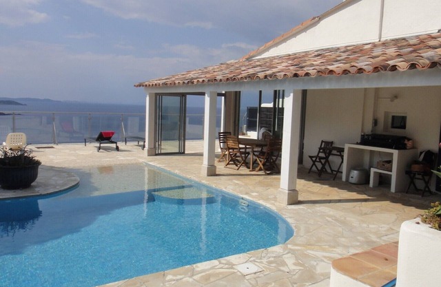 VILLA WITH SWIMMING POOL, VERY BEAUTIFUL SEA VIEW, LEVANT ISLAND